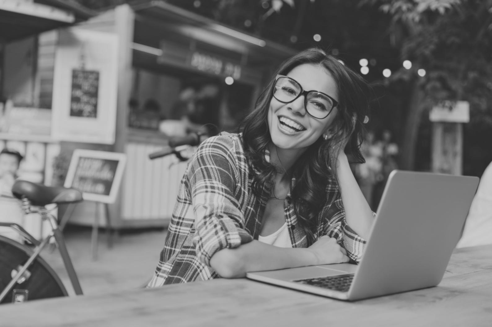 Sesión de trabajo colaborativo con análisis financiero