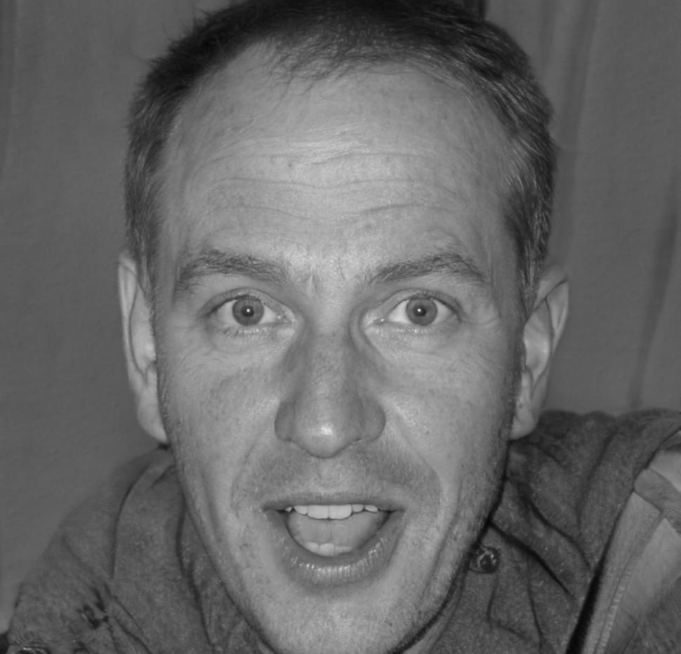 Retrato profesional de mentor financiero